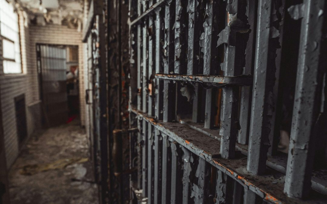 Cellule de prison illustrant la surpopulation carcérale en France